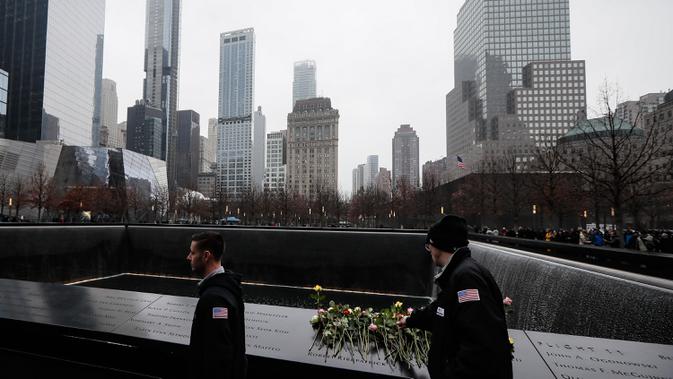 Orang-orang menaruh bunga mawar di atas nama korban pengeboman World Trade Center 1993 pada upacara peringatan 