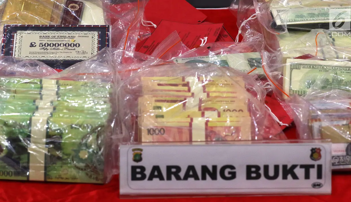 Barang bukti kasus uang asing palsu dihadirkan saat rilis di Polres Tanjung Priok, Jakarta, Kamis (11/7/2019). Uang asing palsu yang disita berjenis dolar Amerika, ringgit Malaysia, dolar Singapura, ringgit Brunai, dolar Kanada, pound sterling hingga euro. (Liputan6.com/JohanTallo)