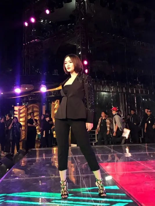 Zaskia Gotik tampak glamor saat mengenakan busana berwana hitam. (Foto: instagram.com/zaskia_gotix)