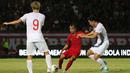Gelandang Timnas Indonesia, Riko Simanjuntak, dijaga gelandang Vietnam, Pham Duc Huy, pada laga Kualifikasi Piala Dunia 2022 di Stadion Kapten I Wayan Dipta, Bali, Selasa (15/10). Indonesia kalah 1-3 dari Vietnam. (AFP/Aditya Wany)
