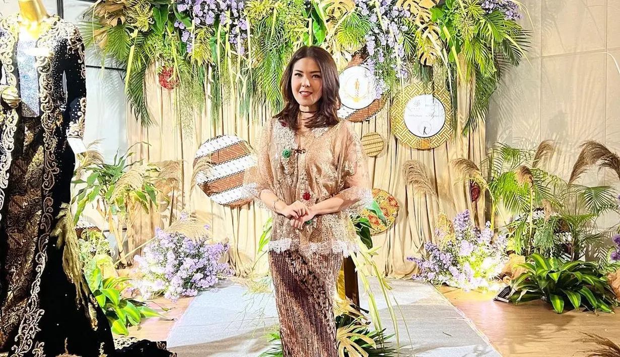 Tina Toon padukan kebaya modern dengan pleated skirt batik yang trendy. Menampilkan kesan modern secara keseluruhan tampilan [@tinatoon101]