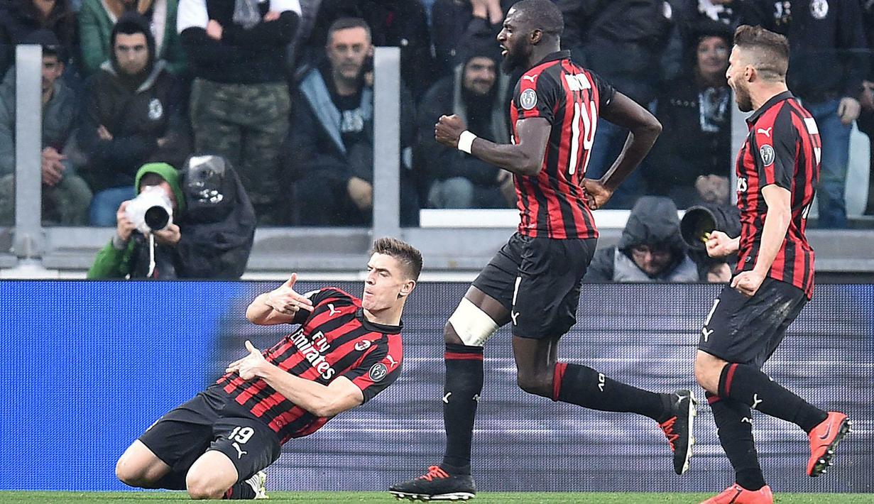 Penyerang AC Milan, Krzysztof Piatek, melakukan selebrasi usai membobol gawang Juventus pada laga Serie A di Stadion Allianz, Turin, Sabtu (6/4). Juventus menang 2-1 atas AC Milan. (AP/Andrea Di Marco)