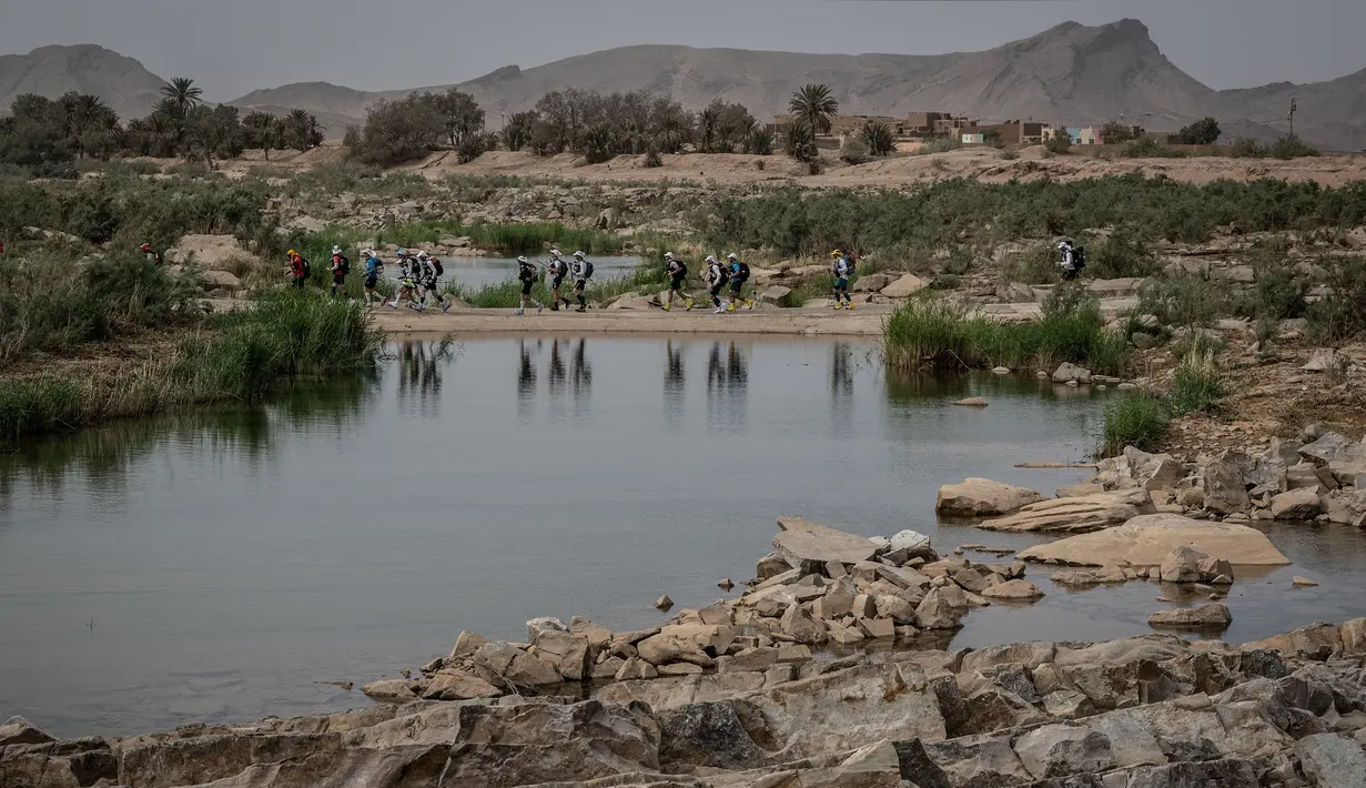 Sejumlah pelari berkompetisi pada stage pertama Marathon des Sables 2023 yang menempuh antara Jebel Irhs hingga Oued Tijekht di Gurun Sahara, Maroko, 24 April 2023. Ajang yang berlangsung dari 21 April hingga 1 Mei 2023 tersebut diikuti oleh 1200 pelari dan akan menempuh 250 km. (AFP/Jean-Philippe Ksiazek)