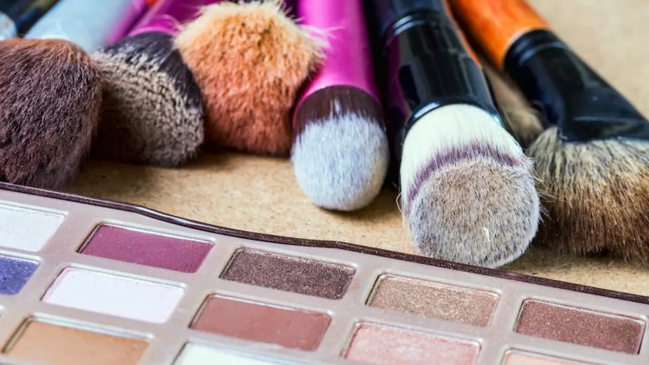 [Bintang] Inilah Waktu Terbaik untuk Membuang Makeup Kamu!