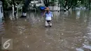 Warga melintasi banjir yang menggenangi Kommplek Perumahan yang Banjir di Hang Lekiu, Kebayoran Baru, Jakarta, Jumat (11/11). Hujan deras yang mengguyur Jakarta sejak siang tadi menyebabkan sejumlah wilayah tergenang banjir. (Liputan6.com/Johan Tallo)