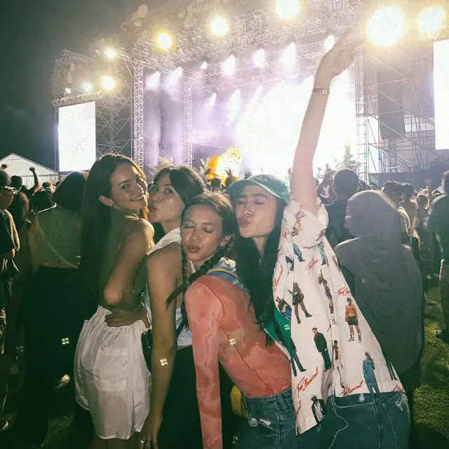 6 Potret Persahabatan Artis Beda Agama, Tetap Hangat hingga Belasan Tahun