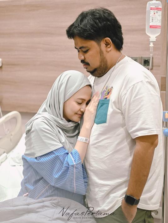Rigen bahkan terlihat begitu setia menemani sang istri yang akan melahirkan anak kedua mereka. Bahkan, pria yang turut bermain dalam film Miracle in Cell No. 7 ini tampak begitu sabar menunggu dan memberikan kekuatan untuk sang istri. (Liputan6.com/IG/@rigensih)