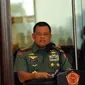 Panglima TNI, Jenderal TNI Gatot Nurmantyo (tengah) memberikan keterangan usai mengisi SPT Tahunan secara online di Mabes TNI, Jakarta, Rabu (30/3/2016). Sebelumnya Panglima TNI mengisi SPT Tahunan menggunakan E Filling. (Liputan6.com/Helmi Fithriansyah)