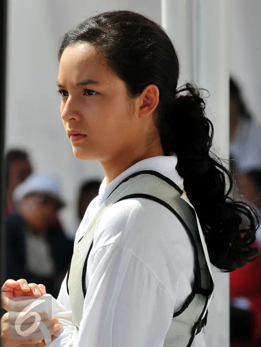 Pemain film sejarah olahraga berjudul 3 Srikandi ini salah satunya diperankan oleh Chelsea Islan sebagai atlet pemanah saat ditemui dilokasi syuting di Buperta Cibubur, Jakarta Timur, Jumat (24/7/2015). (Liputan6.com/Panji Diksana)