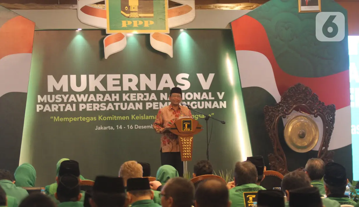 Menko Polhukam Mahfud Md menyampaikan sambutan saat membuka Musyawarah Kerja Nasional (Mukernas) ke V PPP di Jakarta, Sabtu (14/12/2019). Salah satu agenda yang akan dibahas dalam acara ini adalah pelaksanaan Muktamar PPP. (Liputan6.com/Angga Yuniar)