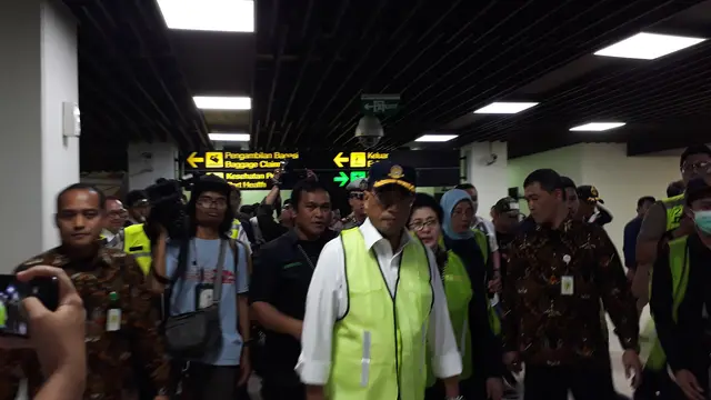 Menhub Budi Karya Sumadi dan Menkes Nilla Moeloek meninjau persiapan mudik di Bandara Internasional Soekarno Hatta, Kota Tangerang, Minggu (26/5/2019).  Liputan6.com/Pramita