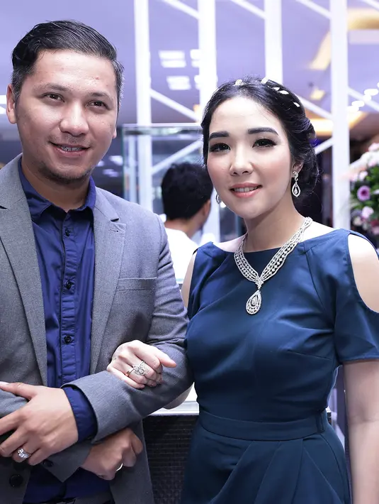 "Dia (Gempi) lagi belajar jalan, ngomong sedikit-sedikit. Terus dia juga negym buat melatih motorik supaya bisa bersosialisasi," papar Gading. (Andy Masela/Bintang.com)