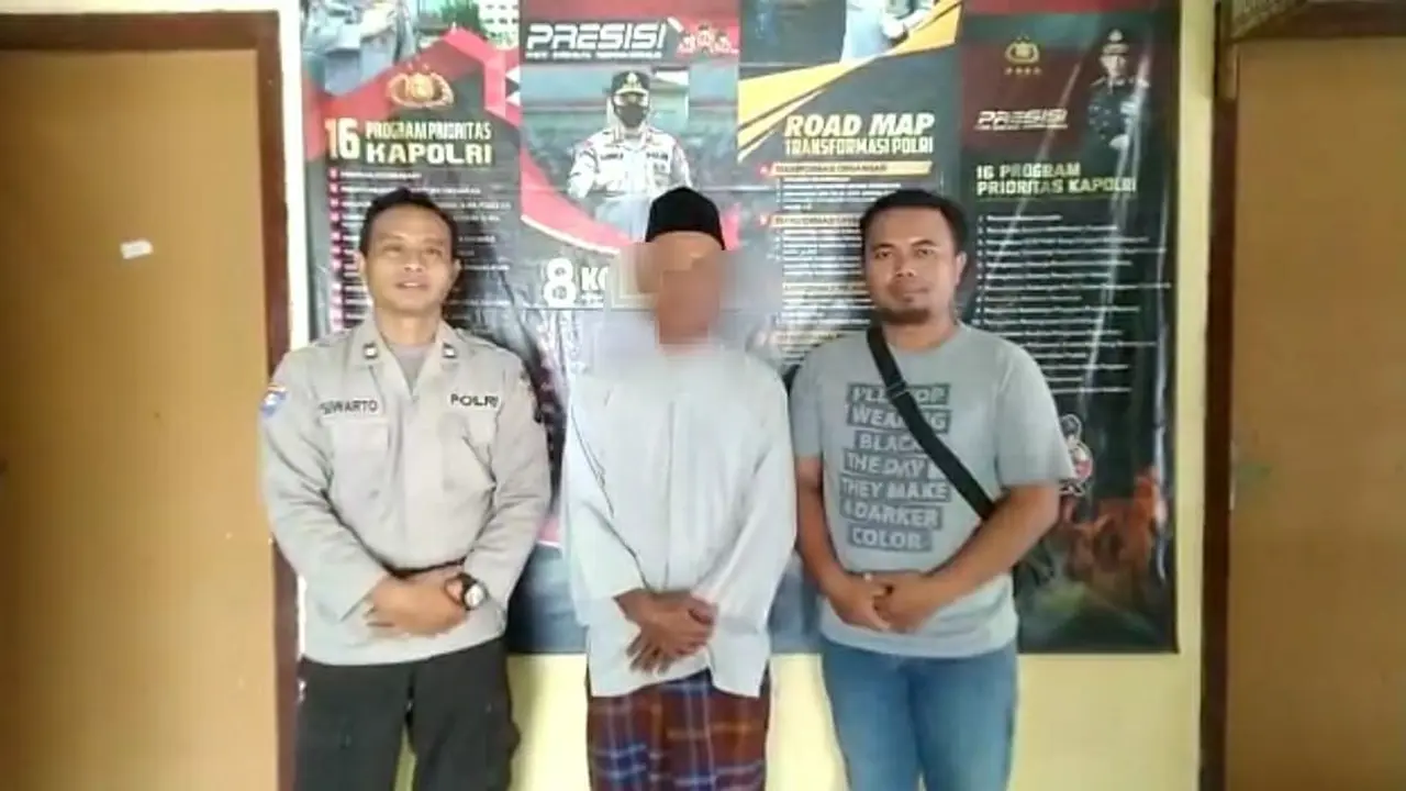 Polisi amankan ZM penyebar hoaks mahasiswa yang menyebarkan virus HIV/AIDS melalui cek kesehatan di Bojonegoro. (Dian Kurniawan/Liputan6.com).