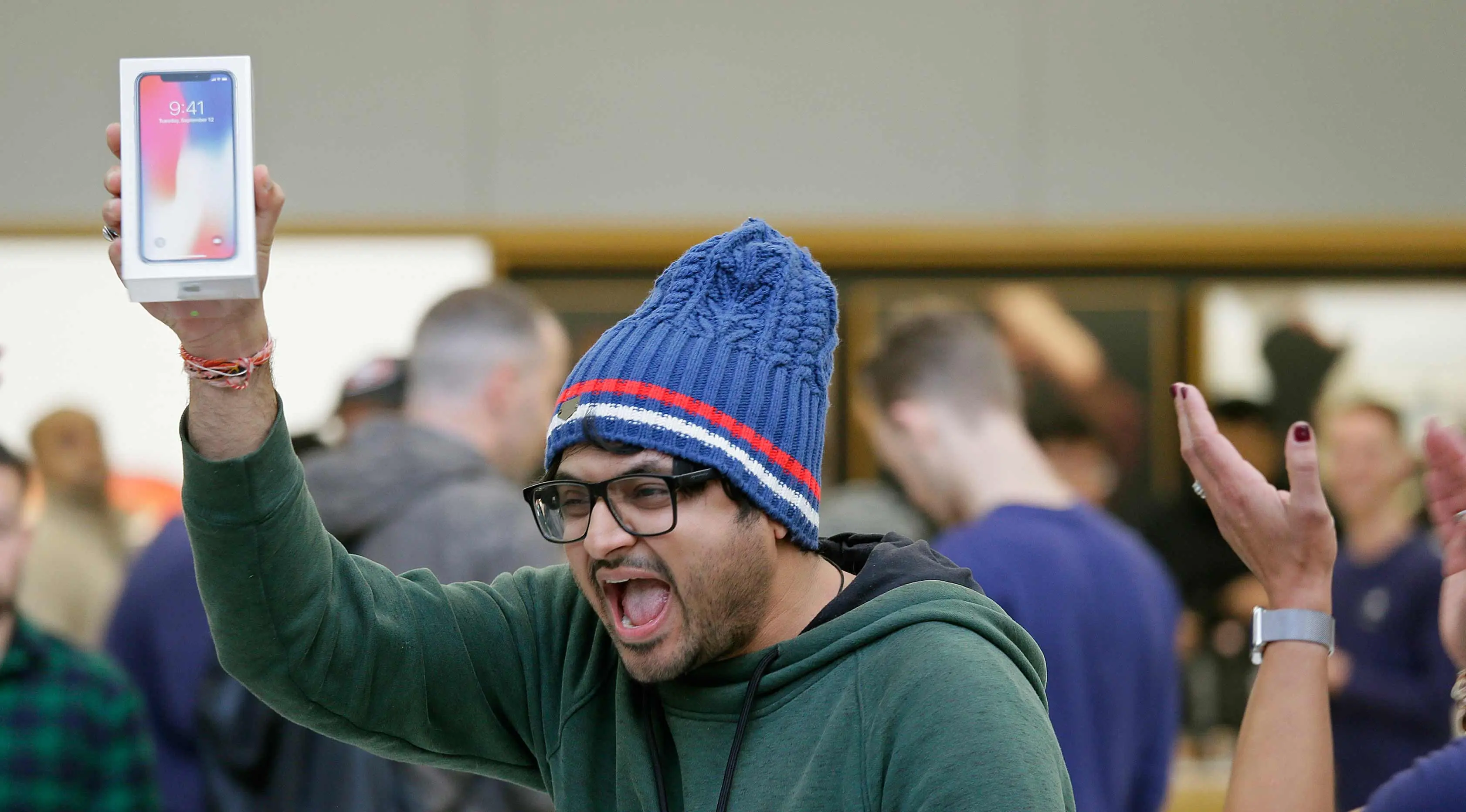 Shalin Mobi, dari India, berteriak setelah menjadi orang pertama yang membeli iPhone X di toko Apple Union Square di San Francisco (3/11). (AP Photo / Eric Risberg)