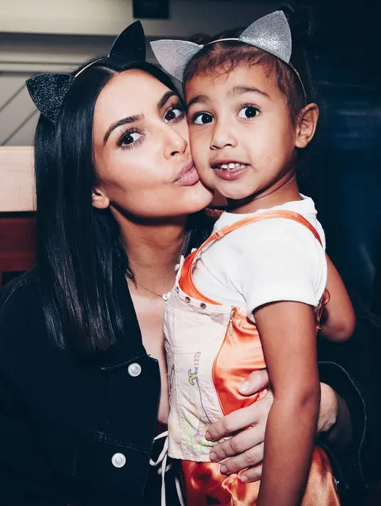 Tak hanya itu, Kim Kardashian pun mengaku dirinya selalu menyempatkan diri untuk miliki waktu main dan berbagi dengan anak-anaknya. (Allure)