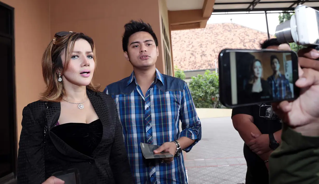 Pesinetron Galih Ginanjar dan Kumala Sari mengaku telah menikah. Tidak menjelaskan kapan tanggal pasangan itu menikah. Tapi keduanya mengaku telah menikah setahun setengah silam. (Deki Prayoga/Bintang.com)