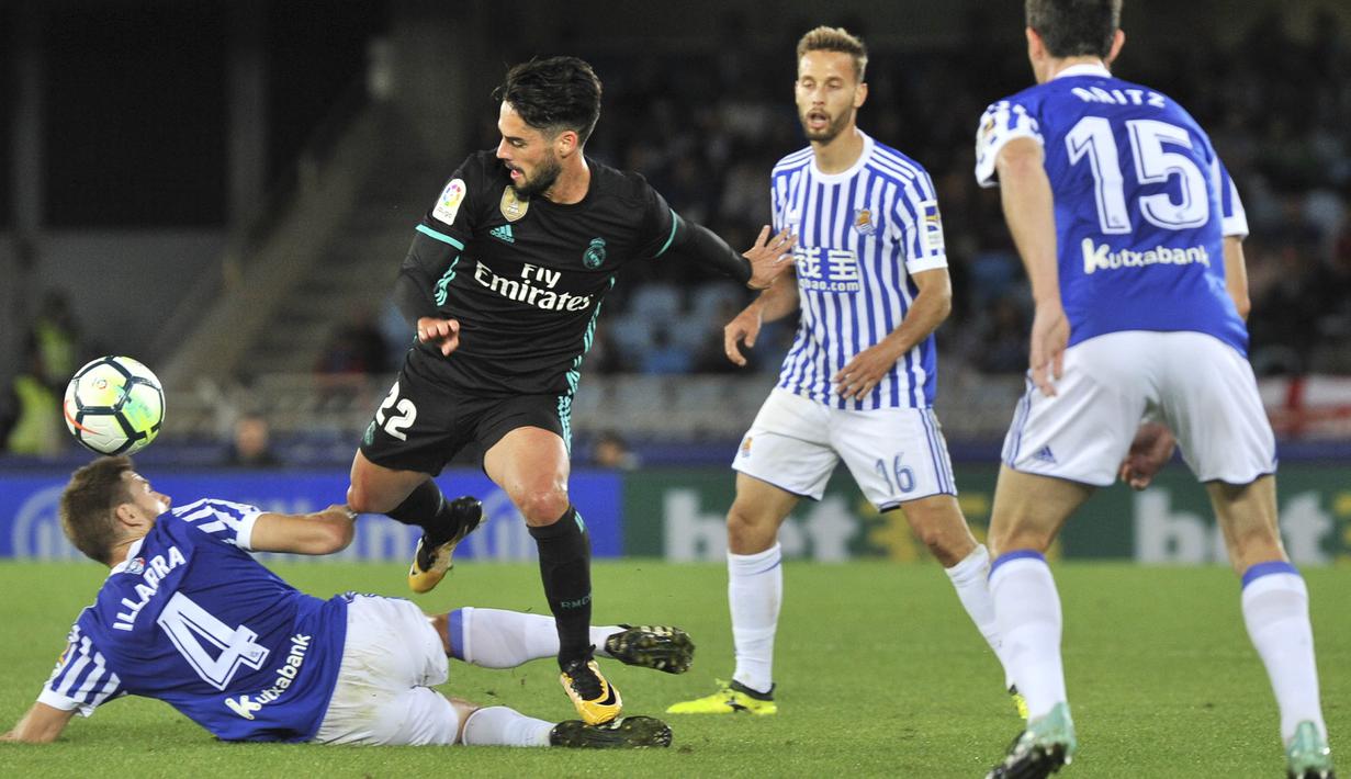 Gelandang Real Madrid, Isco, berusaha melewati gelandang Real Sociedad, Asier Illarramendi, pada laga La Liga di Stadion Anoeta, Minggu (17/9/2017). Real Madrid menang 3-1 atas Real Sociedad. (AP/STR)