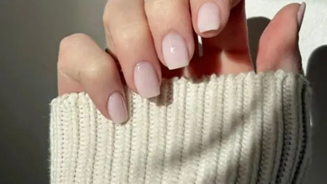 Desain Nail Art Dengan Detail Mewah
