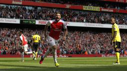 Olivier Giroud tercatat pernah membela Arsenal selama 5,5 musim mulai 2012/2013 hingga tengah musim 2017/2018. Total tampil dalam 180 laga di Premier League bersama The Gunners, ia mampu mencetak 73 gol dan 27 assist, termasuk satu kali hattrick. Hattrick tersebut dibuat ke gawang Aston Villa pada pekan ke-38 alias pekan pamungkas musim 2015/2016 (15/5/2016) dalam laga yang berakhir 4-0. (AFP/Ian Kington)