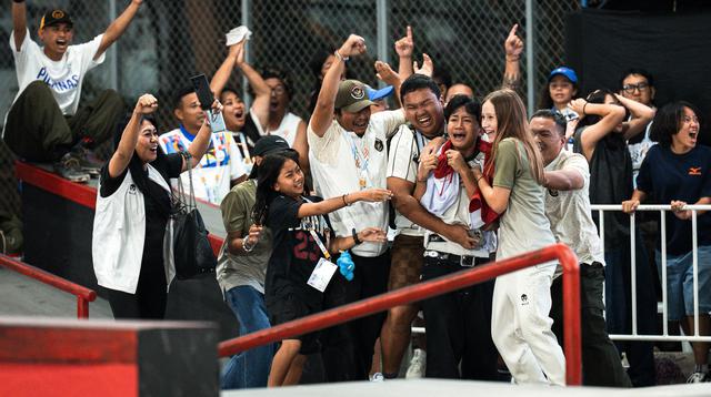 Basral Graito Hutomo merebut emas skateboard nomor men's street SEA Games 2025. Pelatih Malaysia Mariss Khan ikut merayakan kemenangannya. (AFP/Chanakarn Laosarakham)