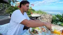 Hamish Daud terlihat begitu bersemangat saat akan menyantap makanan. Suasana makan siang Raisa dan Hamish semakin sempurna dengan pemandangan pantai di Sumba yang sangat asri. (Foto: instagram.com/raisa6690)