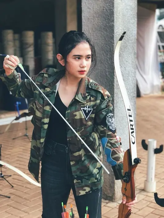 "Aku orangnya susah merangkai sebuah kata jadi kebetulan kemarin pada saat pandemi aku lagi rajin-rajinnya untuk nulis, me time nggak ngapa-ngapain," ujar Tissa Biani saat dihubungi Kapanlagi, Senin (5/10). (Instagram/tissabiani)