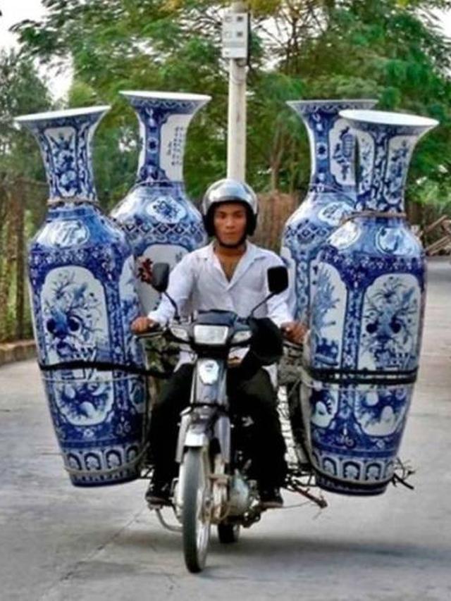 7 Aksi Kocak Orang Bawa Barang Sambil Naik Kendaraan, Bikin Kita Keheranan