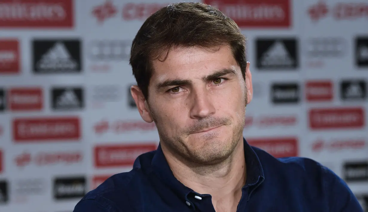 Legenda kiper Real Madrid, Iker Casillas sangat menghormati Messi sebagai salah satu pemain terbaik dalam dunia Sepak Bola. Namun, mengenai peraih penghargaan tahun ini, Casillas menyebut bahwa kredibilitas penghargaan tersebut patut dipertanyakan. (AFP/Pierre-Philippe Marcou)