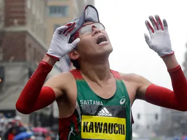 Pelari Jepang, Yuki Kawauchi berselebrasi setelah mencapai garis finis pada Boston Marathon ke-122 di Boston, Senin (16/4). Yuki Kawauchi menjadi pelari Jepang pertama yang berhasil menjadi juara Maraton Boston sejak 1987. (AP/Elise Amendola)