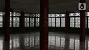Suasana ruang utama Masjid Jami Tan Kok Liong di Kampung Bulak Rata, Cibinong, Kab Bogor, Senin (4/5/2020). Masjid yang memiliki arsitektur seperti kelenteng tersebut dibangun pada 2005 lalu oleh M Ramdhan Effendi atau Anton Medan, saat ini kondisinya memprihatinkan. (Liputan6.com/Helmi Fithriansyah