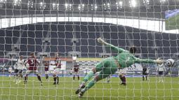 Tim asuhan Jose Mourinho makin unggul 3-0 setelah Lucas Moura menyambar bola liar di menit ke-31. (Foto: AP/Pool/Daniel Leal Olivas)