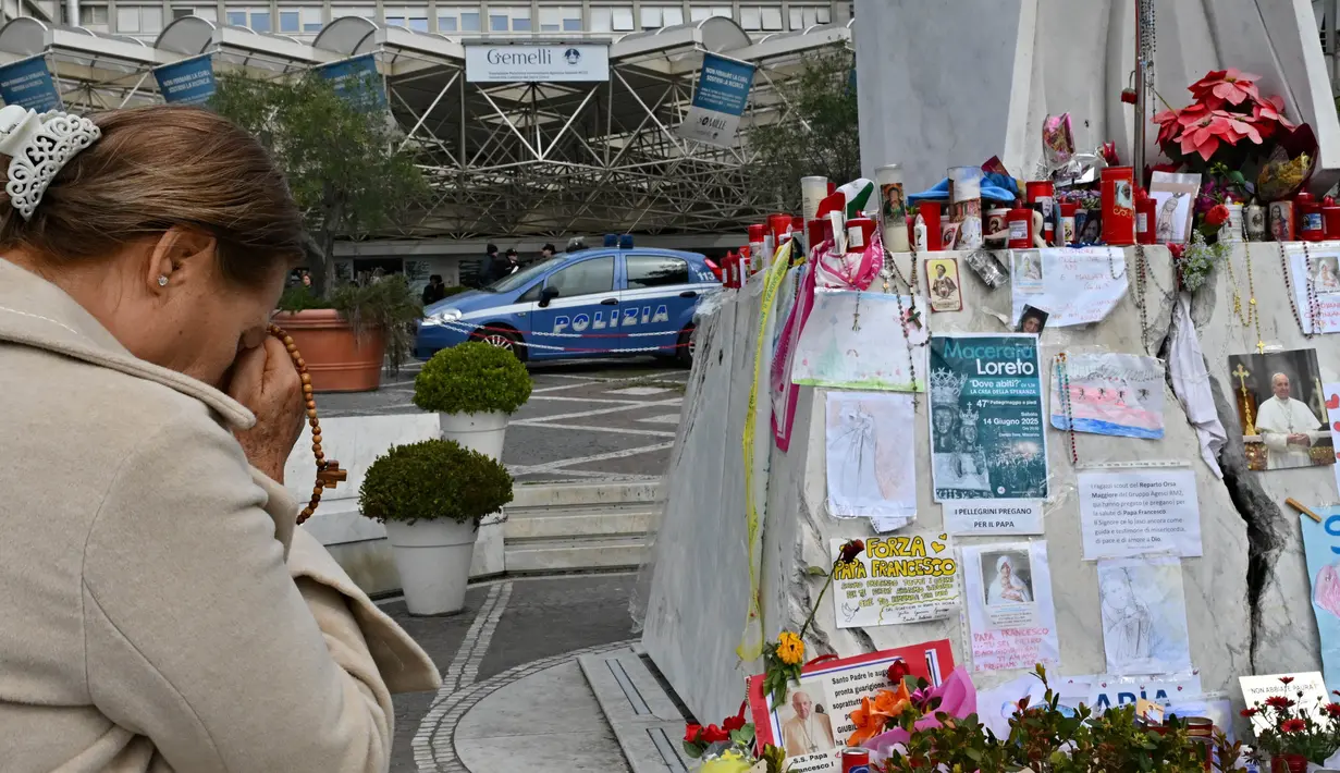 Setiap harinya kantor Takhta Suci Vatikan terus memberikan informasi terbaru kepada publik terkait status kesehatan Paus Fransiskus. (ANDREAS SOLARO/AFP atau pemberi lisensi/AFP)