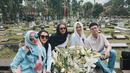 Sebelumnya, Angelina Sondakh dan Reza Artamevia bersama ketiga anaknya juga mencuri perhatian saat ziarah ke makam Adjie Massaid saat momen hari kelahiran mendiang. Momen yang terjadi pada Minggu (7/8/2022) lalu itu menjadi pertemuan perdana Angie dengan Reza setelah bebas dari penjara. (Liputan6.com/IG/@aaliyah.massaid