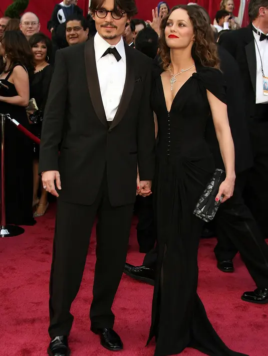 Johnny dan Vanessa sudah menjalin hubungan selama 14 tahun, dan keduanya berpisah di tahun 2012. Tidak menjalin hubungan pernikahan, namun Johnny dan Vanessa dikarunia dua orang anak, Lily-Rose Depp dan Jack Depp. (AFP/Bintang.com)