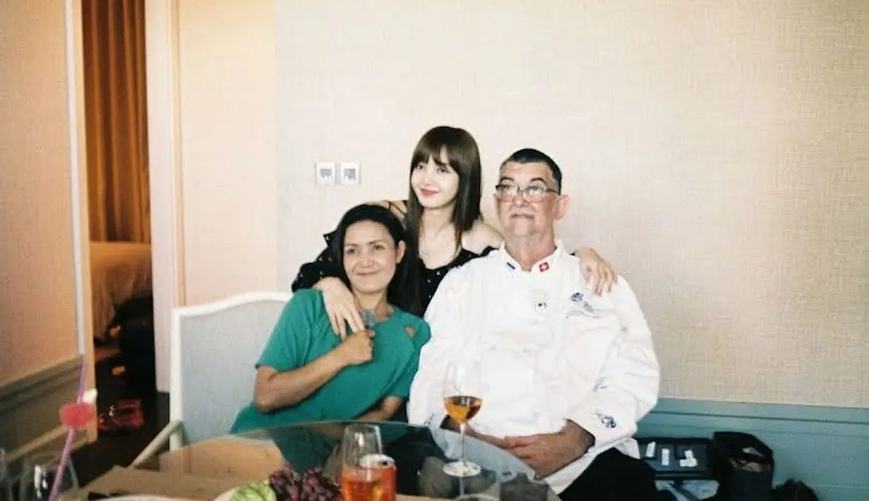 Marco Brüschweiler adalah ayah angkat Lisa BLACKPINK. Meski begitu, cintanya pada Lisa tak perlu dipertanyakan. [via koreaboo]