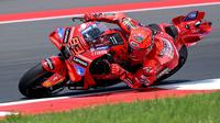 Catatan waktu Marc Marquez patah di dua menit terakhir. Luca Marini menjadi pebalap tercepat di sesi ini dengan catatan waktu 1 menit 30,809 detik. Tampak dalam foto, pembalap MotoGP Spanyol dari Tim Ducati Lenovo, Marc Marquez memacu motornya di sesi latihan bebas jelang MotoGP Grand Prix Indonesia di Sirkuit Internasional Mandalika, Nusa Tenggara Barat, pada 3 Oktober 2025. (SONNY TUMBELAKA/AFP)