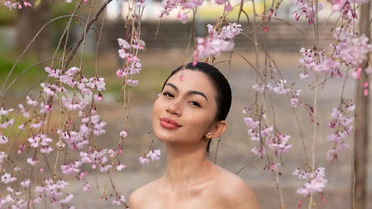 Pesona Kecantikan Natural Ariel Tatum Dipulas No Makeup Makeup Look saat Berpose di Tengah Sakura