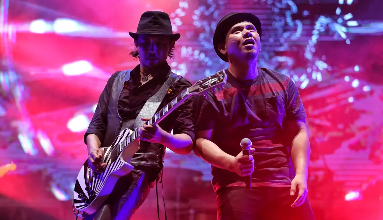 "Kami bahagia setelah vakum 7 tahun, akhirnya bisa hadir kembali menghibur anda semuanya," kata Fadli dari atas panggung.  (Adrian Putra/Bintang.com)