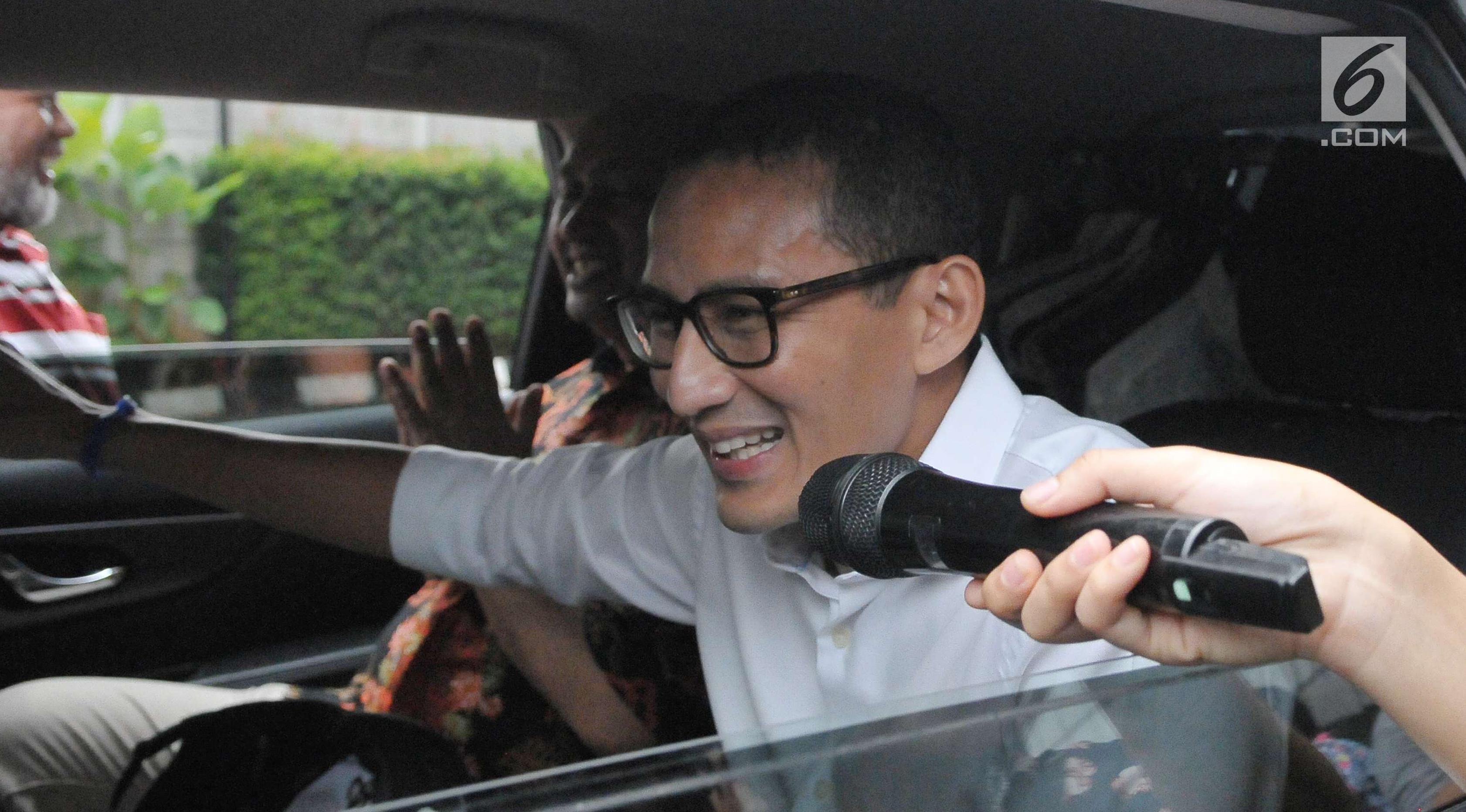 Wagub DKI Jakarta terpilih Sandiaga Uno berada usai menjalani pemeriksaan di gedung KPK, Jakarta, Jumat (14/7). Sandiaga Uno diperiksa sebagai saksi kasus korupsi pembangunan rumah sakit pendidikan khusus penyakit infeksi. (Liputan6.com/Helmi Afandi)