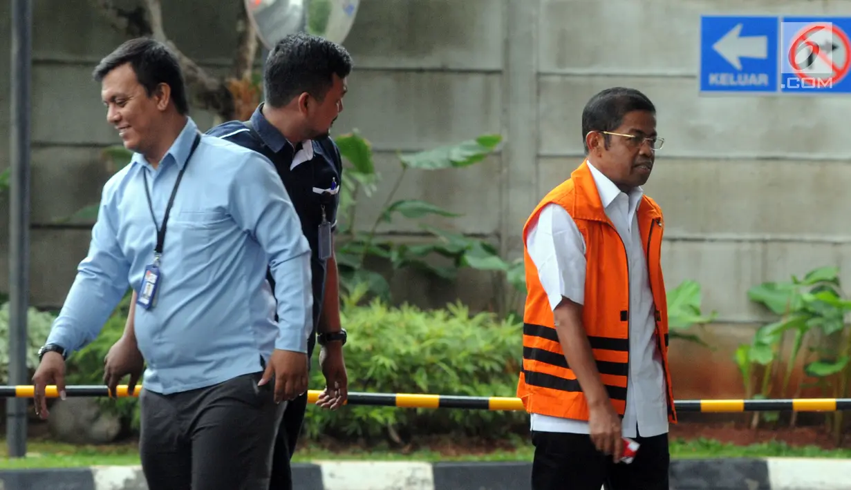 Mantan Menteri Sosial Idrus Marham (kanan) tiba di Gedung KPK, Jakarta, Rabu (29/11). Idrus diperiksa sebagai tersangka terkait dugaan menerima suap Rp 4,8 miliar proyek PLTU Riau-1. (Merdeka.com/Dwi Narwoko)