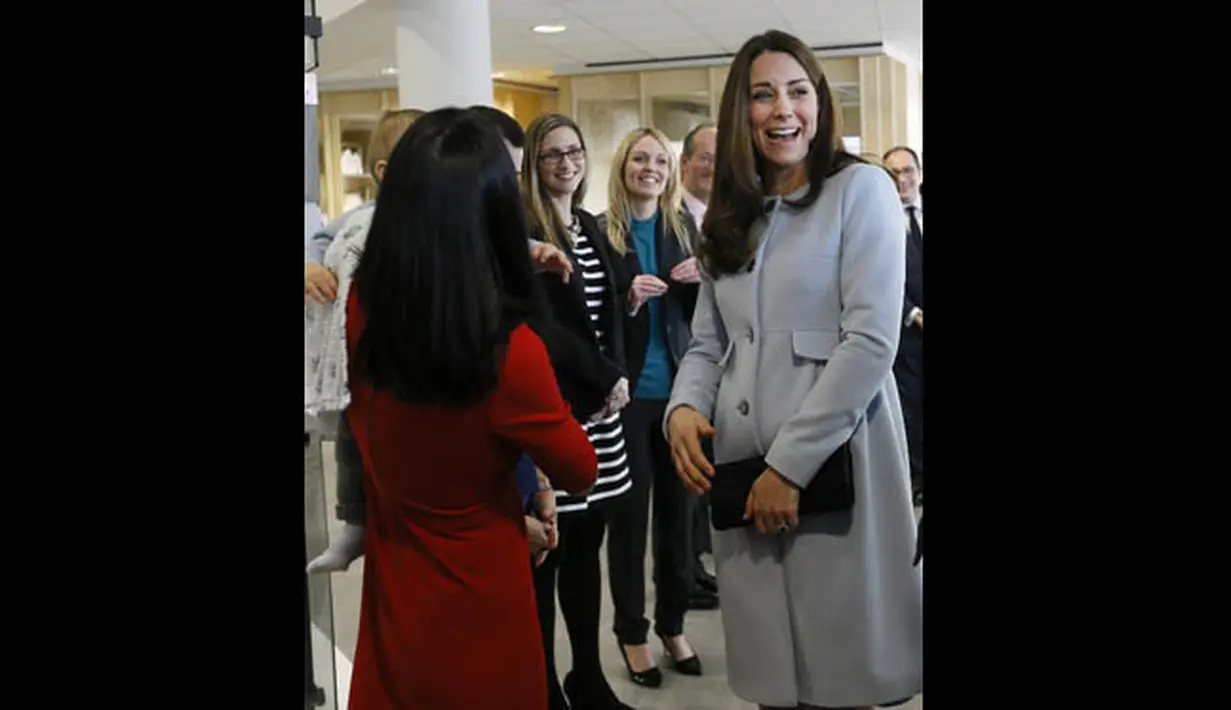 Terlihat perut Kate semakin membesar di kehamilannya yang menginjak usia 6 bulan saat menghadiri pembukaan Kensington Leisure Centre di London, Inggris, Senin (19/1/2015). (AFP PHOTO/KIRSTY WIGGLESWORTH/POOL)