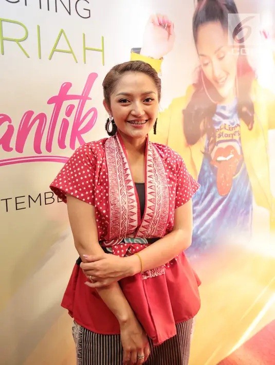 Siti Badriah berpose saat launcing album terbarunya berjudul 'Lagi Syantik', Jakarta, Kamis (6/9). Lagu "Lagi Syantik" berhasil masuk dalam tangga musik Billboard YouTube, dengan menduduki posisi tertinggi di urutan ke-4. (Liputan6.com/Faizal Fanani)