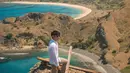 Berada di puncak Pulau Padar, foto bintang film Serendipity ini bikin iri. Pasalnya aktor berusia 30 tahun ini bisa menikmati keindahan laut dan gunung langsung dari puncak Pulau Padar. Laut yang berwarna biru dan hamparan gunung warna cokelat terlihat seperti lukisan saking indahnya. (Liputan6.com/IG/@kennyauztin)