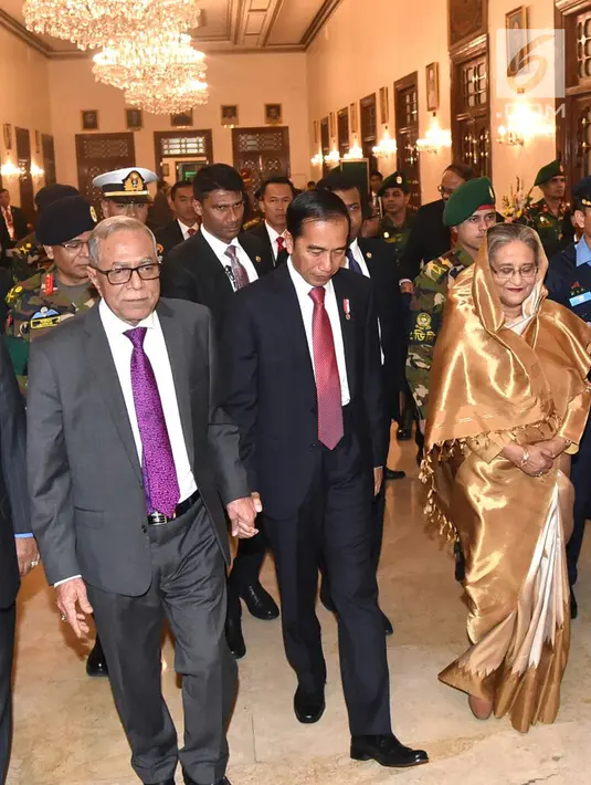 Presiden Joko Widodo bergandengan tangan saat disambut Presiden Bangladesh Abdul Hamid saat melakukan pertemuan bilateral di Credential Hall, Bangabhan Presidential Palace (27/1). (Liputan6.com/Pool/Rusman Biro Pers Setpres)