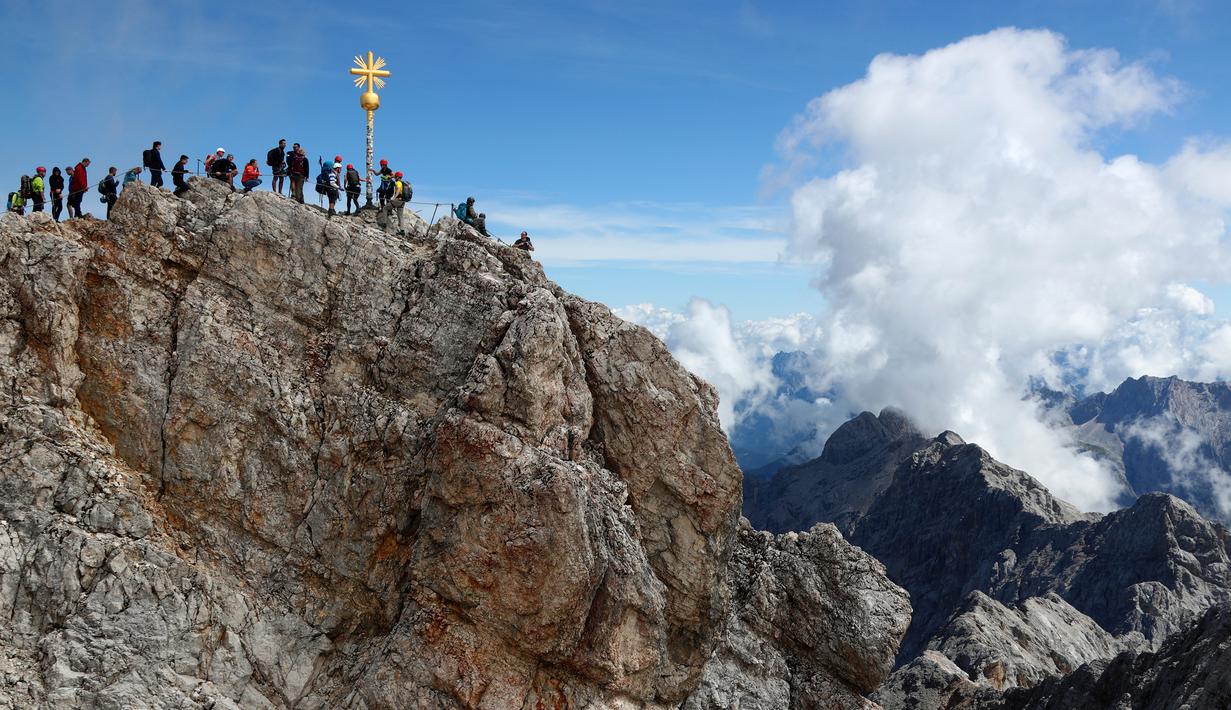 FOTO Mendaki Zugspitze Puncak Tertinggi di  Jerman 