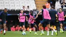 Para pemain Chelsea menghadiri sesi latihan jelang di stadion Besiktas Park di Istanbul, Turki (13/8/2019). Chelsea akan bertanding melawan Liverpool dalam pertandingan Piala Super Eropa 2019 di Istanbul, Turki, Kamis (15/8/2019) dini hari WIB. (AFP Photo/Ozan Koze)