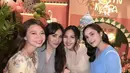 Chelsea Islan juga hadir mengenakan midi dress biru lengan panjang. Ia membawa mini sling bag putih dan sepatu heels putihnya.  [@chelseaislan]