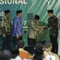 Presiden Jokowi bersalaman dengan KH Said Aqil Siradj usai membuka Mukernas I Himpunan Pengusaha Nahdliyin di Jagakarsa, Jakarta, Jumat (5/5). (Liputan6.com/Angga Yuniar)