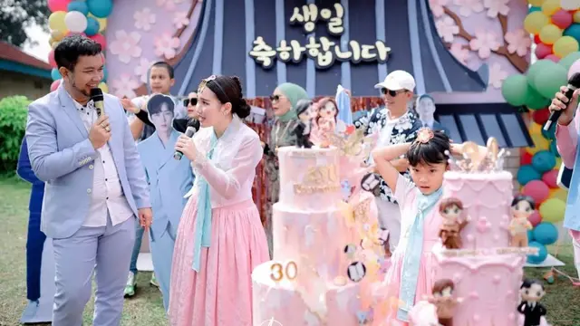 6 Potret Kejutan Ulang Tahun Ayu Ting Ting, Tampil Menawan dengan Baju Tradisional Korea