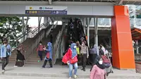 Suasana di Stasiun Bekasi, Kota Bekasi, Jawa Barat, Selasa (23/11/2021). Pengaktifan bangunan baru dan penonaktifan jalur 1, 2, dan 3 di area bangunan lama merupakan tahapan dalam revitalisasi Stasiun Bekasi. (Liputan6.com/Herman Zakharia)